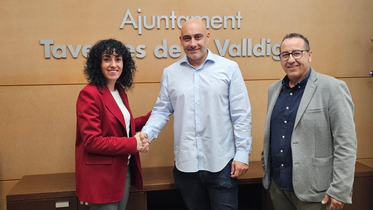 La alcaldesa de Tavernes, Duke Abengozar de Black Lotus, y el concejal de Turismo