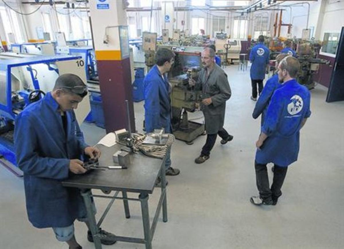 Alumnes de FP de l’Institut Esteve Terrades de Cornellà en una aula de pràctiques.