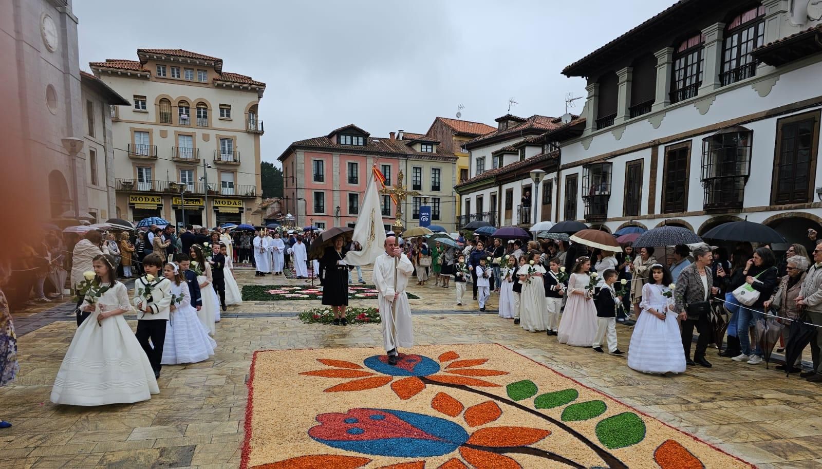 Pravia disfrutó del Corpus: así fue la colorida procesión