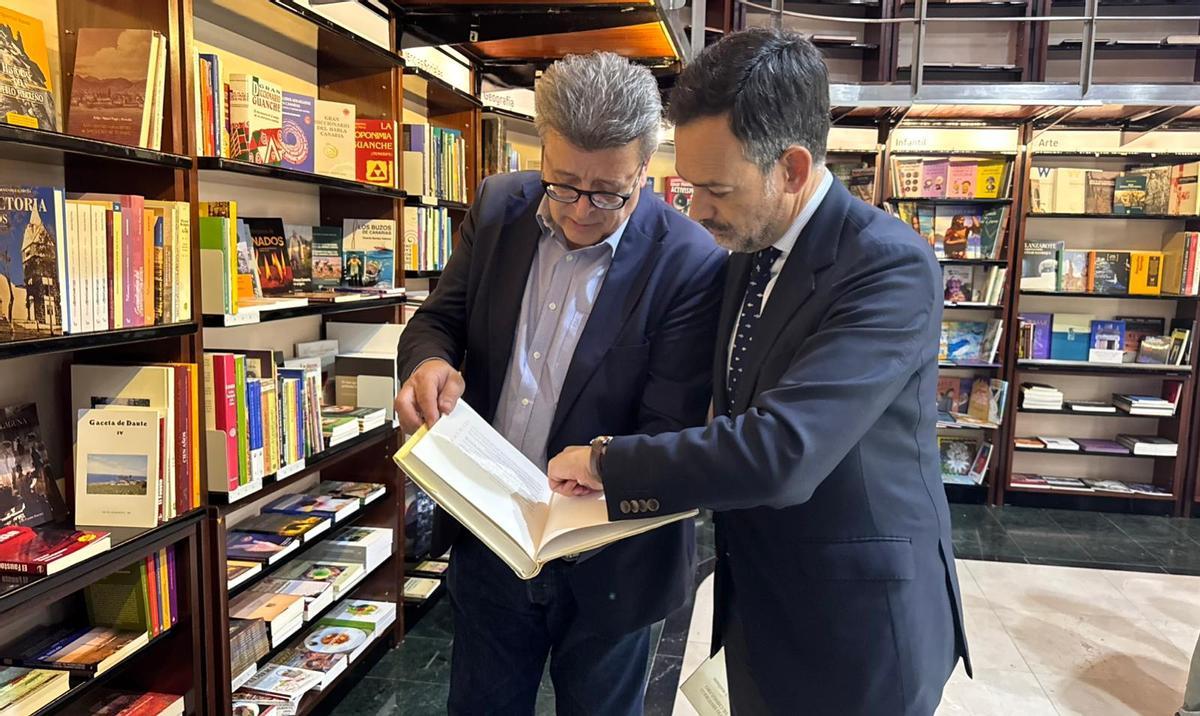 José Carlos Acha (i) y Lope Afonso (d) en la Librería del Cabildo.