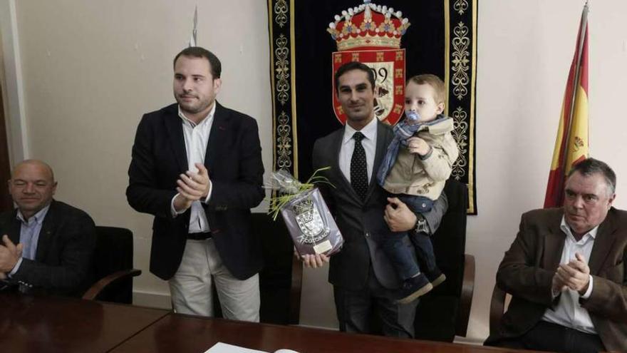 Fiuza, con su hijo en brazos, durante el homenaje de ayer en Cotobade. // G. Santos