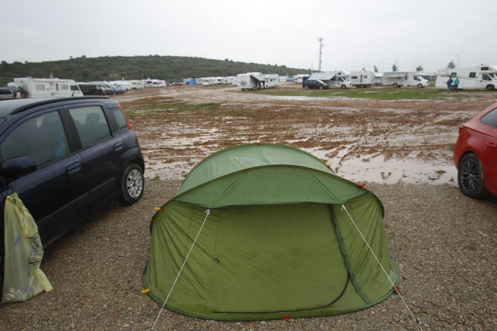 Zonas del camping de Cheste embarradas por las lluvias