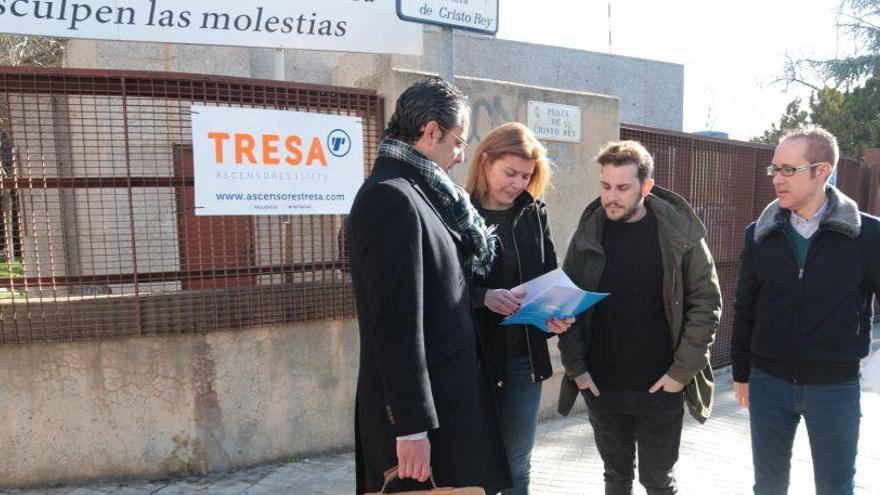 Concejales del Partido Popular frente a las obras del Banco de España.