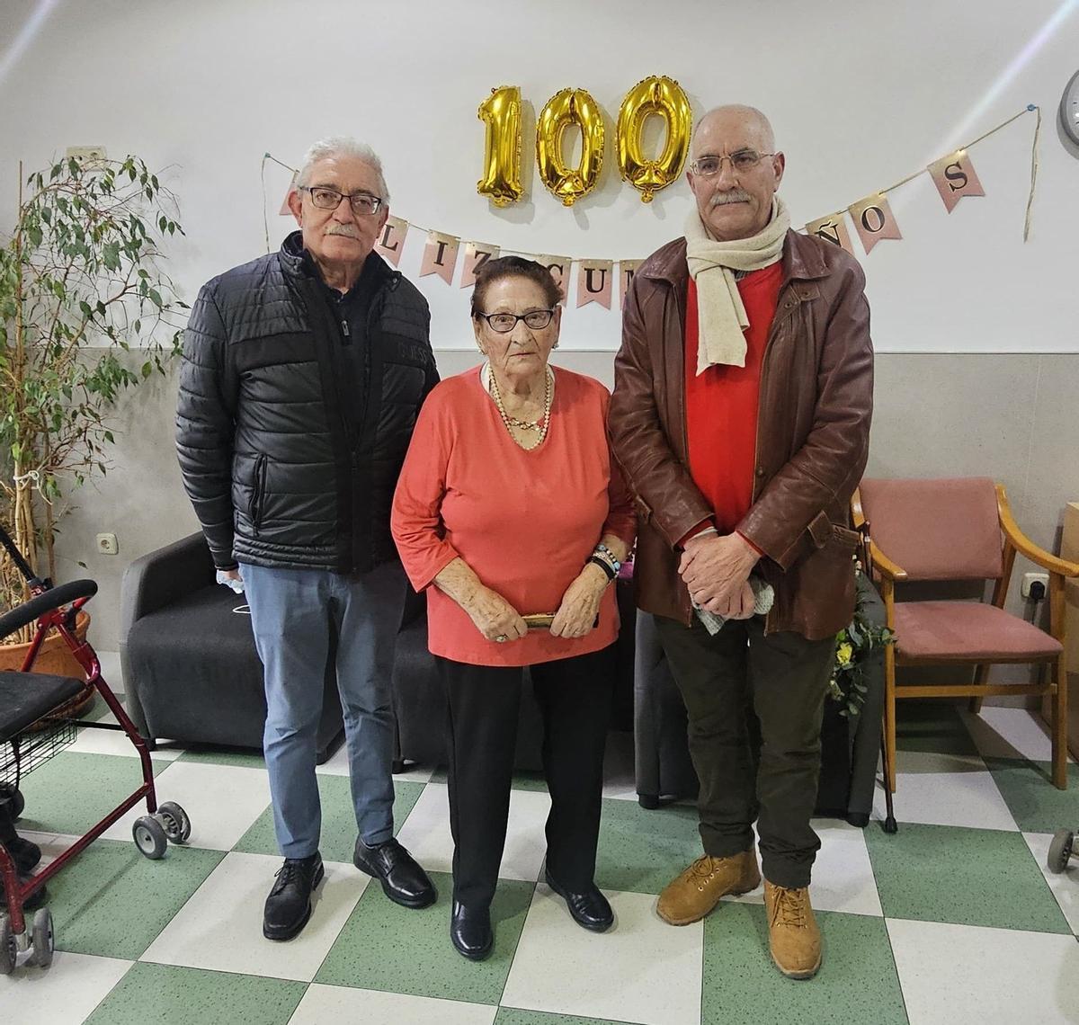 Manuela Cid, con el alcalde de Santa Cristina (izquierda) y el de Friera (derecha).