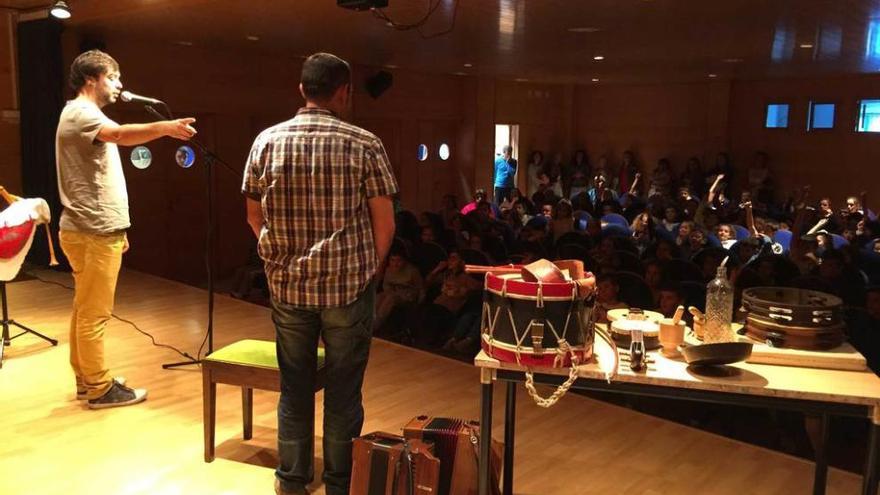 Pablo Carrera y David Varela muestran los instrumentos tradicionales asturianos a los niños de Infiesto.