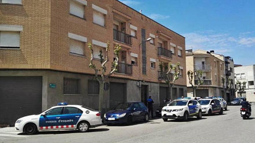 Vehicles dels Mossos i de la Policia Local a Vilanova del Camí