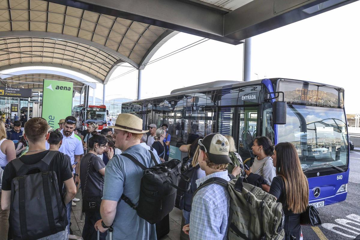 Mejoras en el autobús al aeropuerto para combatir la escasez de taxis y la falta de conexión ferroviaria