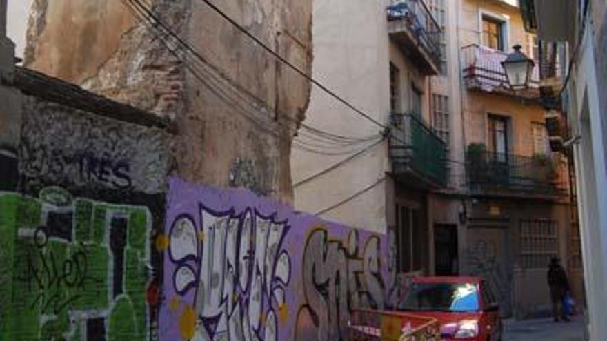 Los cascotes de la muralla árabe obligan a cortar la calle Salinas