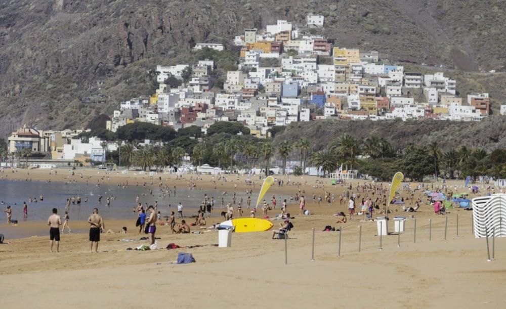 Primeros bañistas en la playa de Las Teresitas