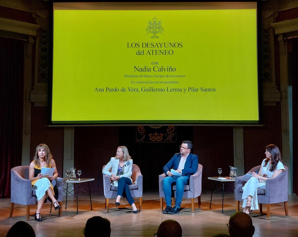 La presidenta del BEI, Nadia Calviño, durante su conversación públicas con periodistas en 'Los desayunos del Ateneo'.