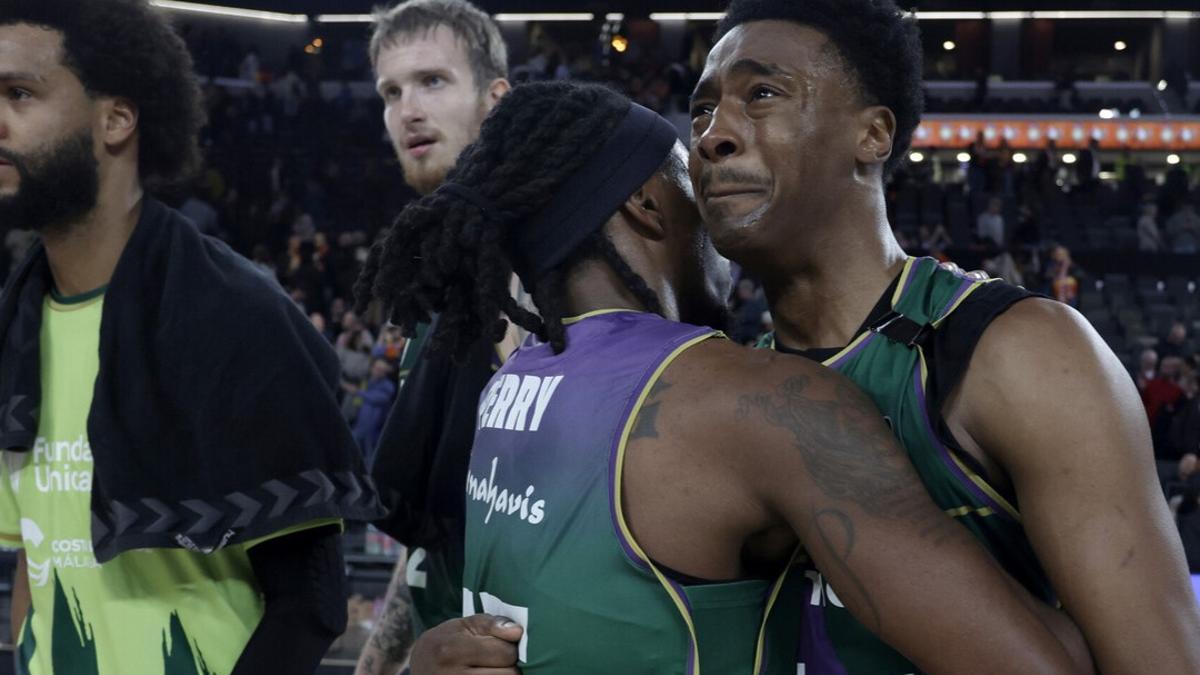 Audige es consolado por sus compañeros en el partidazo que se marcó en Valencia