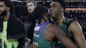 Audige es consolado por sus compañeros en el partidazo que se marcó en Valencia