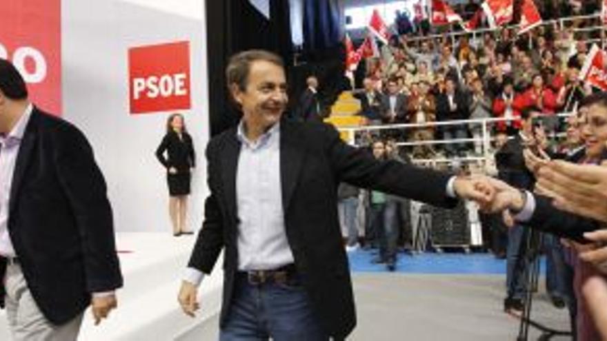 Zapatero resiste la presión del PSOE para reestructurar a fondo el Gobierno