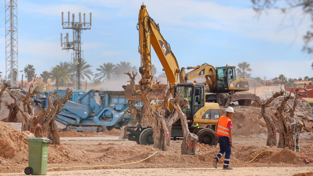Actuales obras de construcción del parque de San Luis en la que apenas queda rastro de la actuación ejecutada en 2015