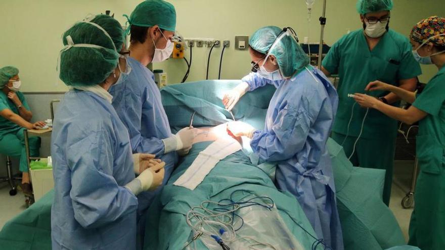 L&#039;Hospital de Sant Pau aplica una nova tècnica quirúrgica que permet fer tres cirurgies de columna lumbar en una intervenció