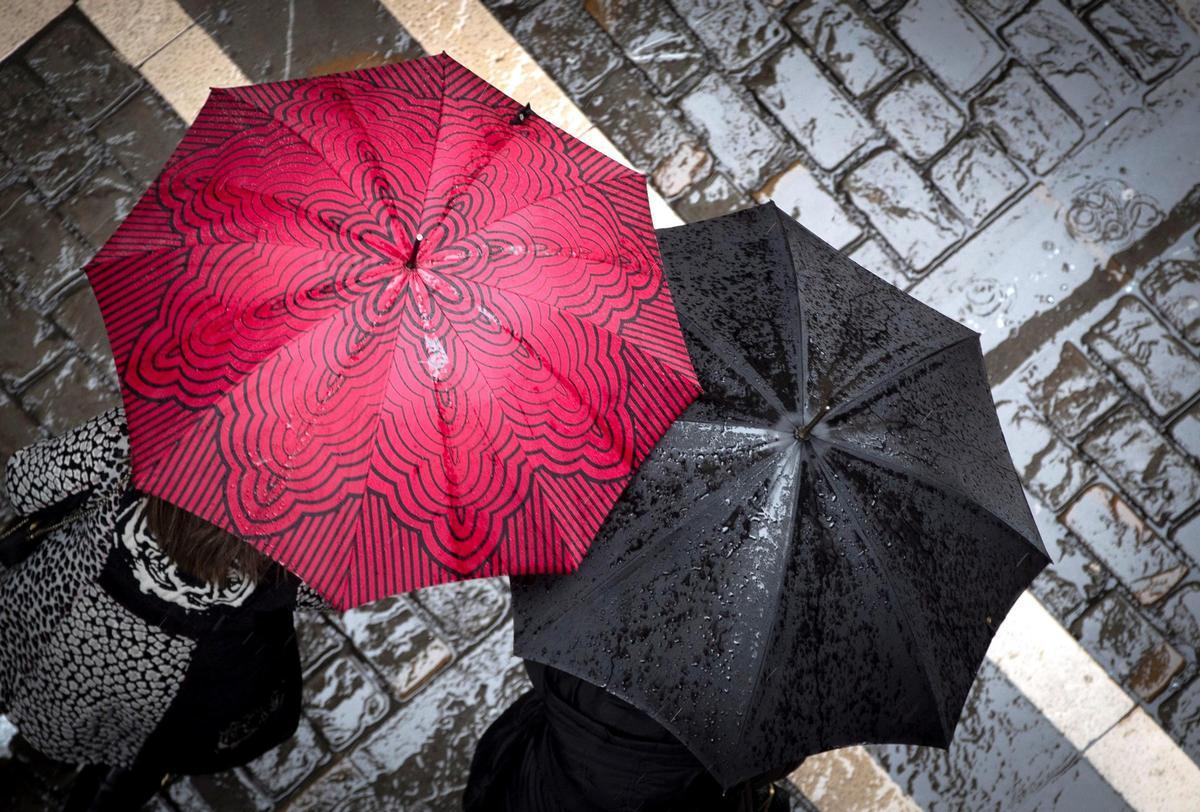 Dos personas con paraguas.