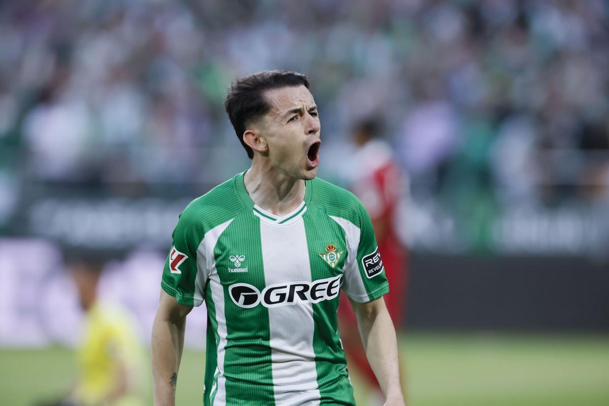 Álvaro Fidalgo celebra su gol contra el Sevilla durante el partido de la jornada 26 de LaLiga entre el Betis y el Sevilla en el estadio de la Cartuja