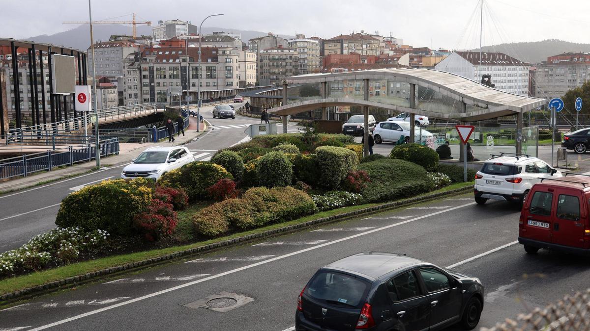 Vehículos, ayer en hora punta, en el puente de A Barca.