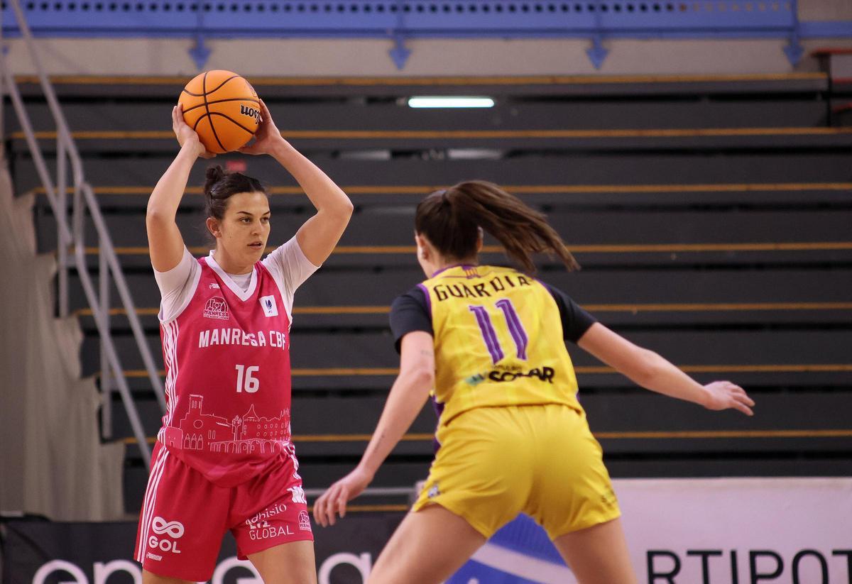 Mariona Teixidó buscant una línia de passada en el partit contra el Romakuruma UE Mataró