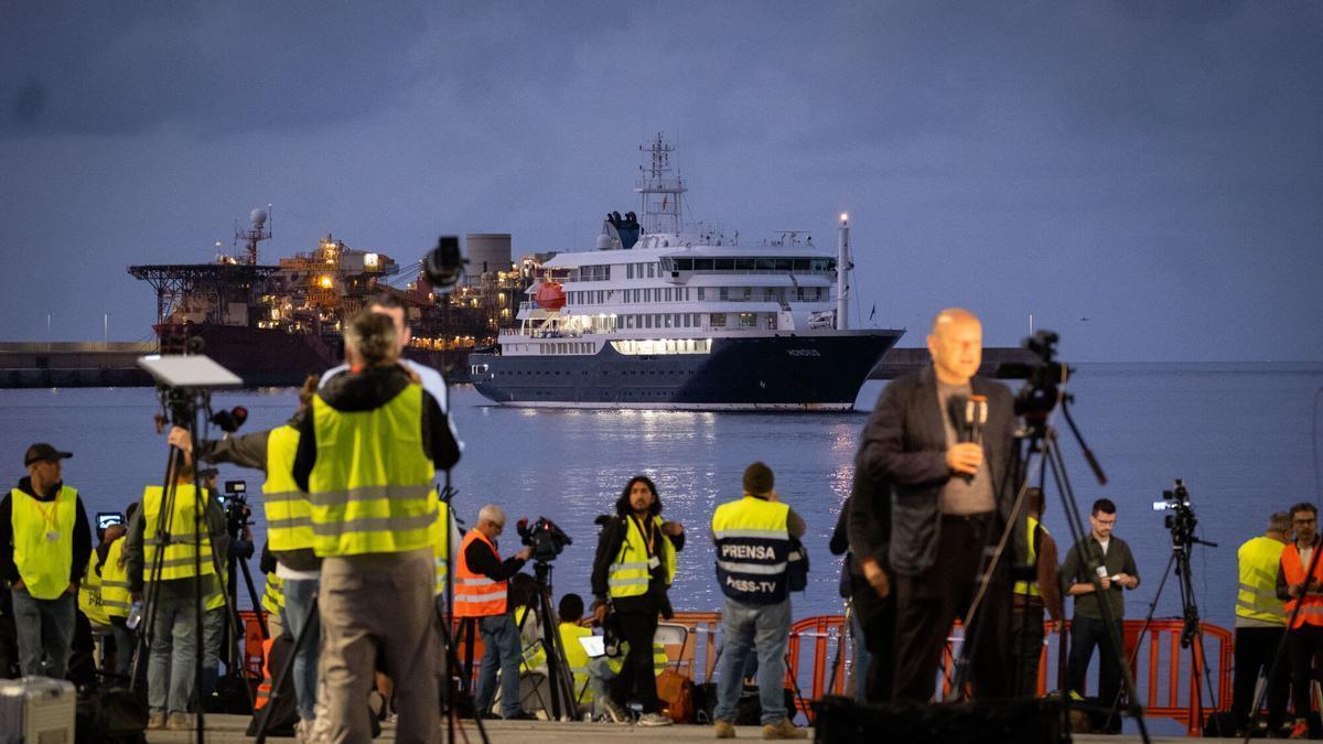 El MV Hondius ya fondea en Tenerife
