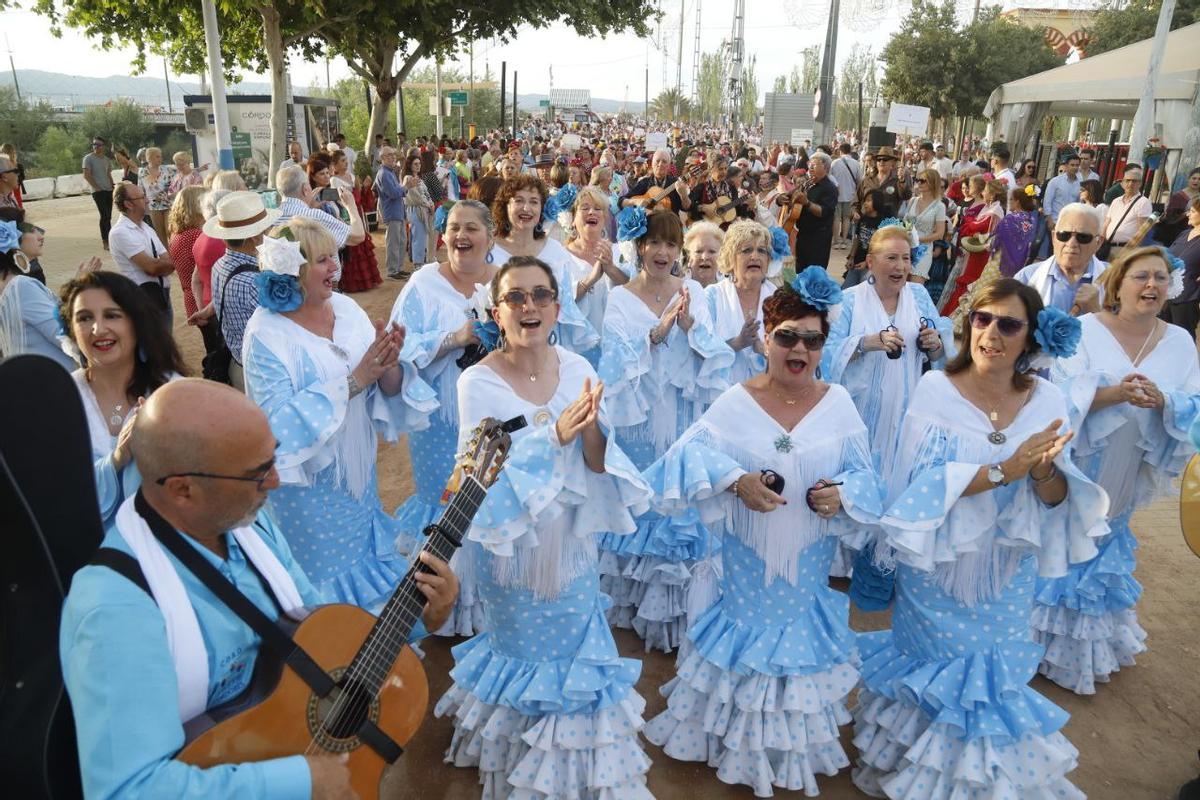 En imágenes, el paseo de los coros rocieros por el Arenal