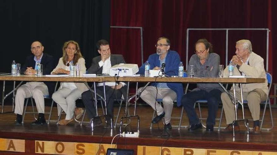 Abel Caballero y la concejala de Turismo, ayer, durante la inauguración de la exposición en Pereiró. // FdV