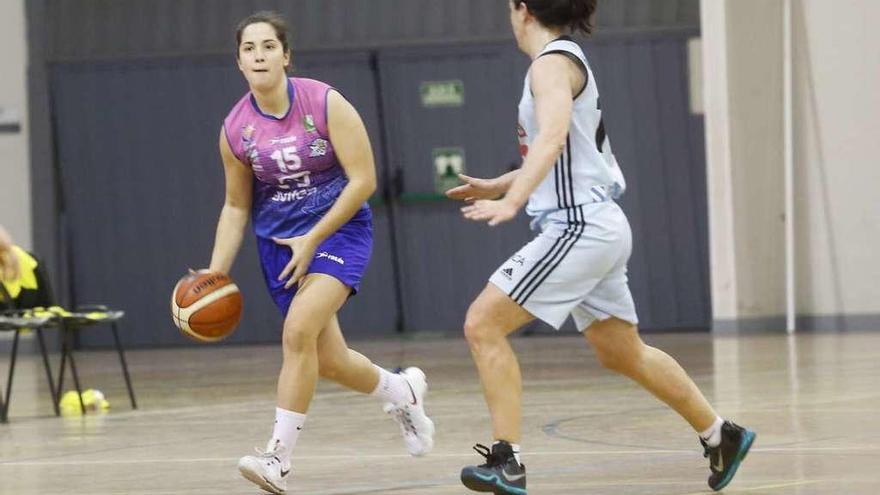 Sara Sánchez conduce el balón en un partido de la presente temporada.