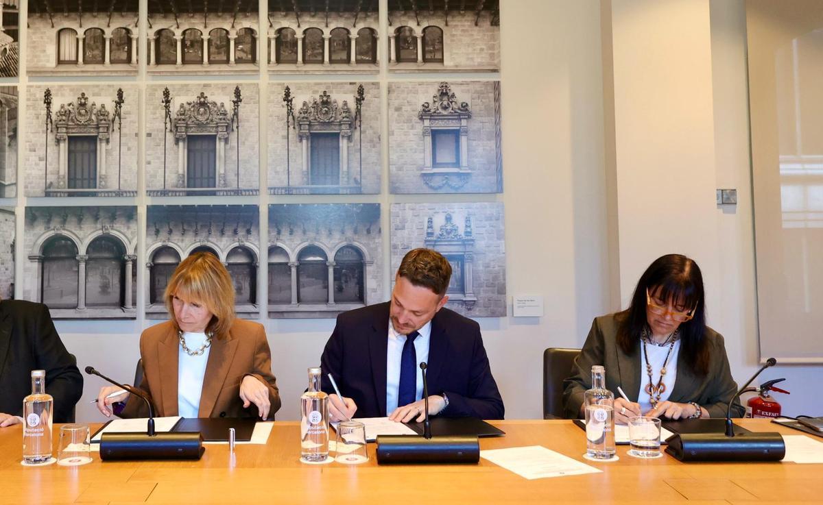 La alcaldesa de Gavà, Gemma Badia (a la derecha), firma el convenio con la presidenta de la Diputación de Barcelona, Lluïsa Moret, y con el, consejero delegado de Aigües de Barcelona, Felipe Campos