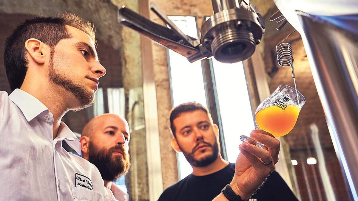 Los tres maestros cerveceros que han elaborado la Sant Antoni Tripel