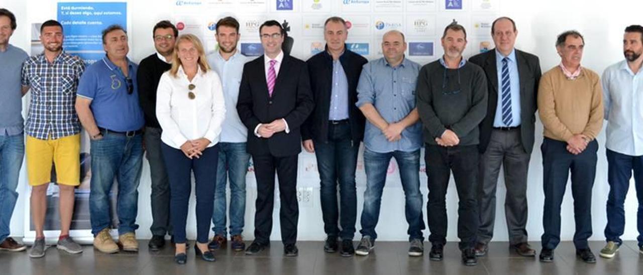 Imagen de la presentación del Open Internacional de Llucmajor, con patrocinadores y organizadores.