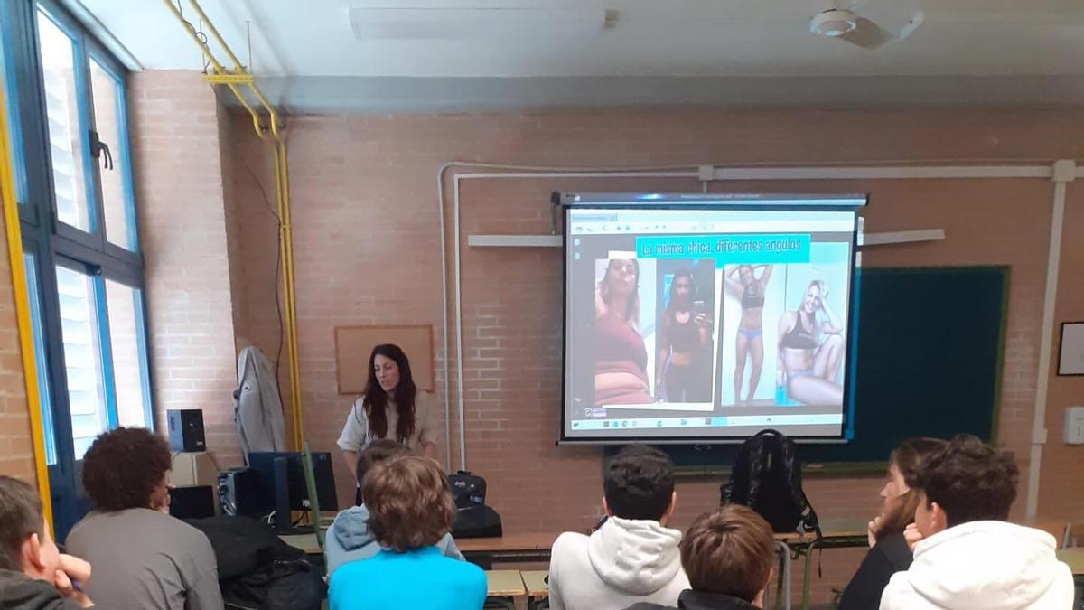 Los talleres fueron impartidos a estudiantes del IES Violant de Casalduch.