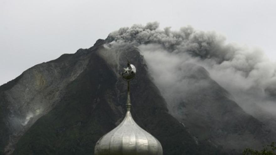 El volcán Sinabung entra en erupción