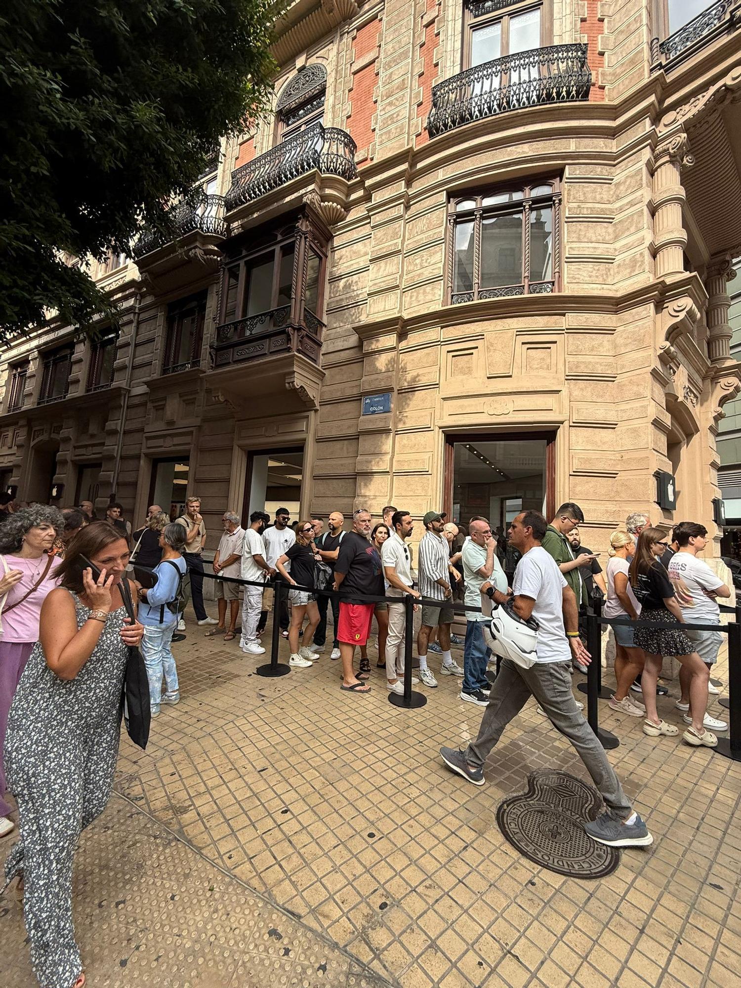 Colas en la tienda Apple de València para comprar el nuevo iphone