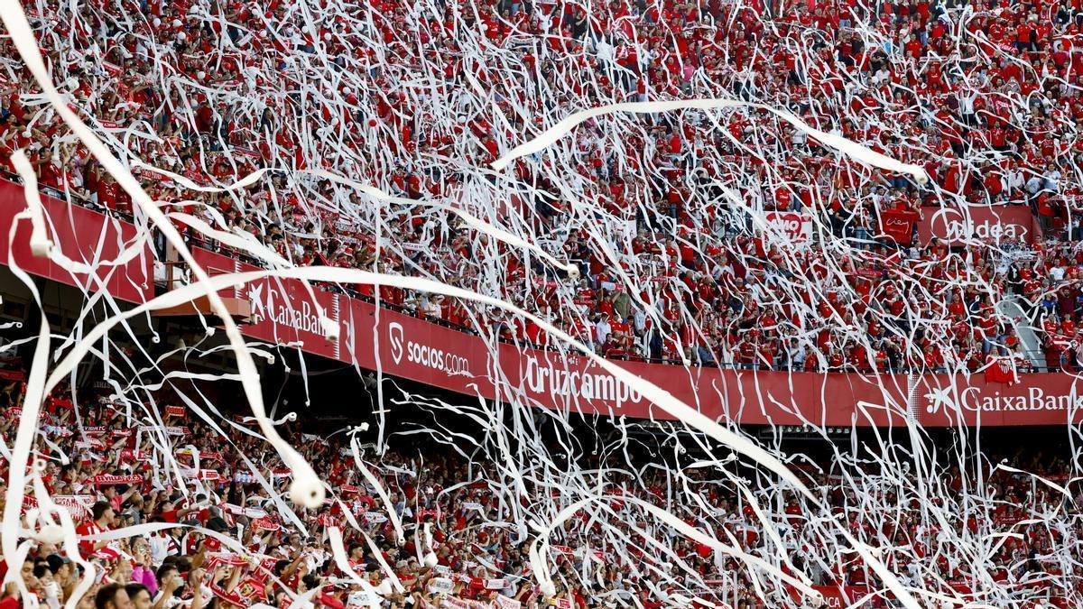 Aficionados del Sevilla FC durante el partido de la jornada 34 de LaLiga EA Sports que el Sevilla FC y la Real Sociedad en el estadio Ramón Sánchez-Pizjuán de la capital andaluza.