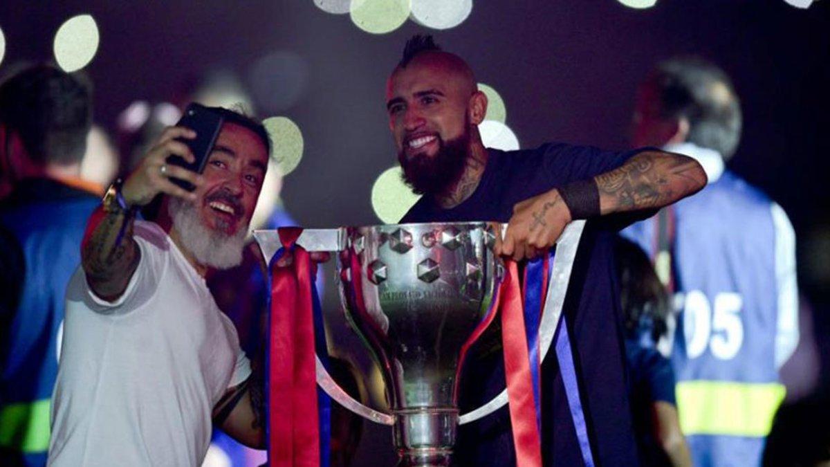 Arturo Vidal festeja su primera Liga con el Barça; ahora busca la segunda
