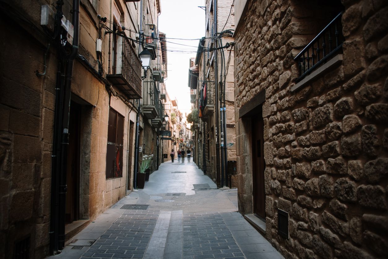 Calle en Laguardia, Alava, España.