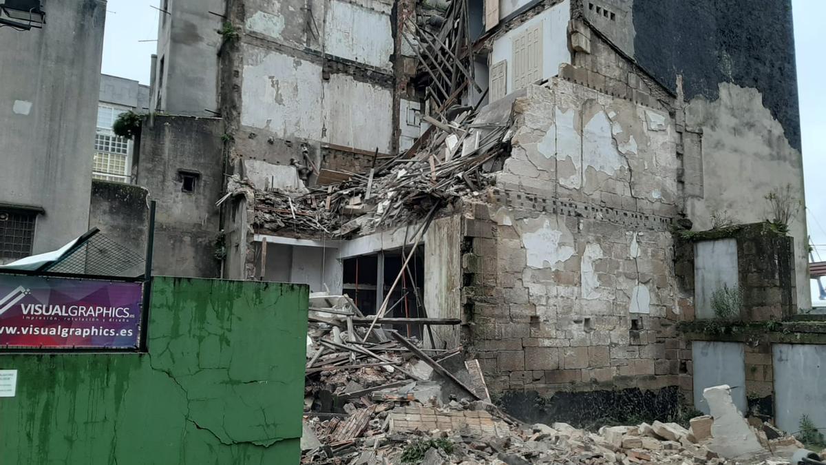 Amplio despliegue por el derrumbe de la fachada de un edificio en Vigo