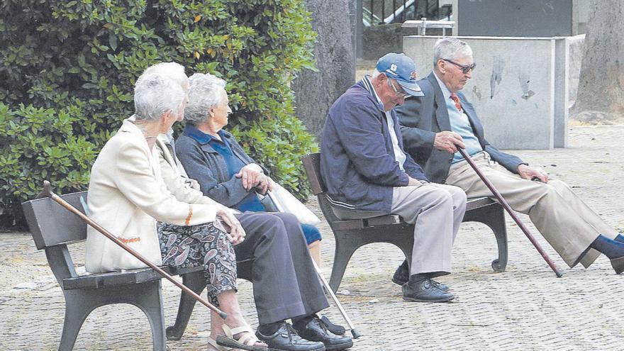 Un grupo de personas mayores descansa en un parque de la ciudad de Ourense.