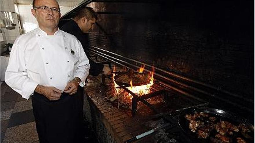 Rafael Vidal, ayer, en el paellero de su restaurante de Benisanó.