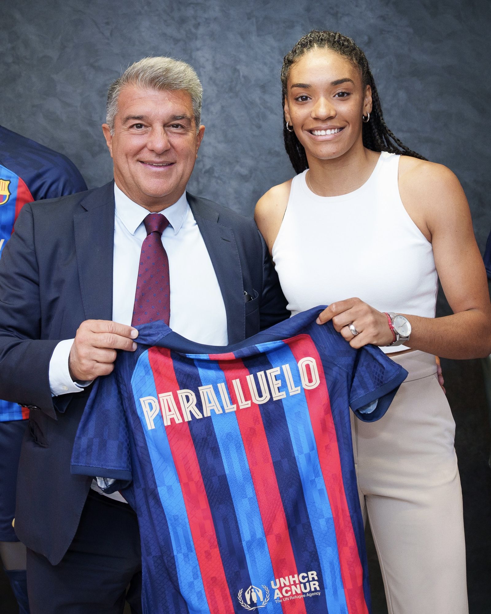 El president Joan Laporta i la jove davantera Salma Paralluelo, amb la nova samarreta del Barça