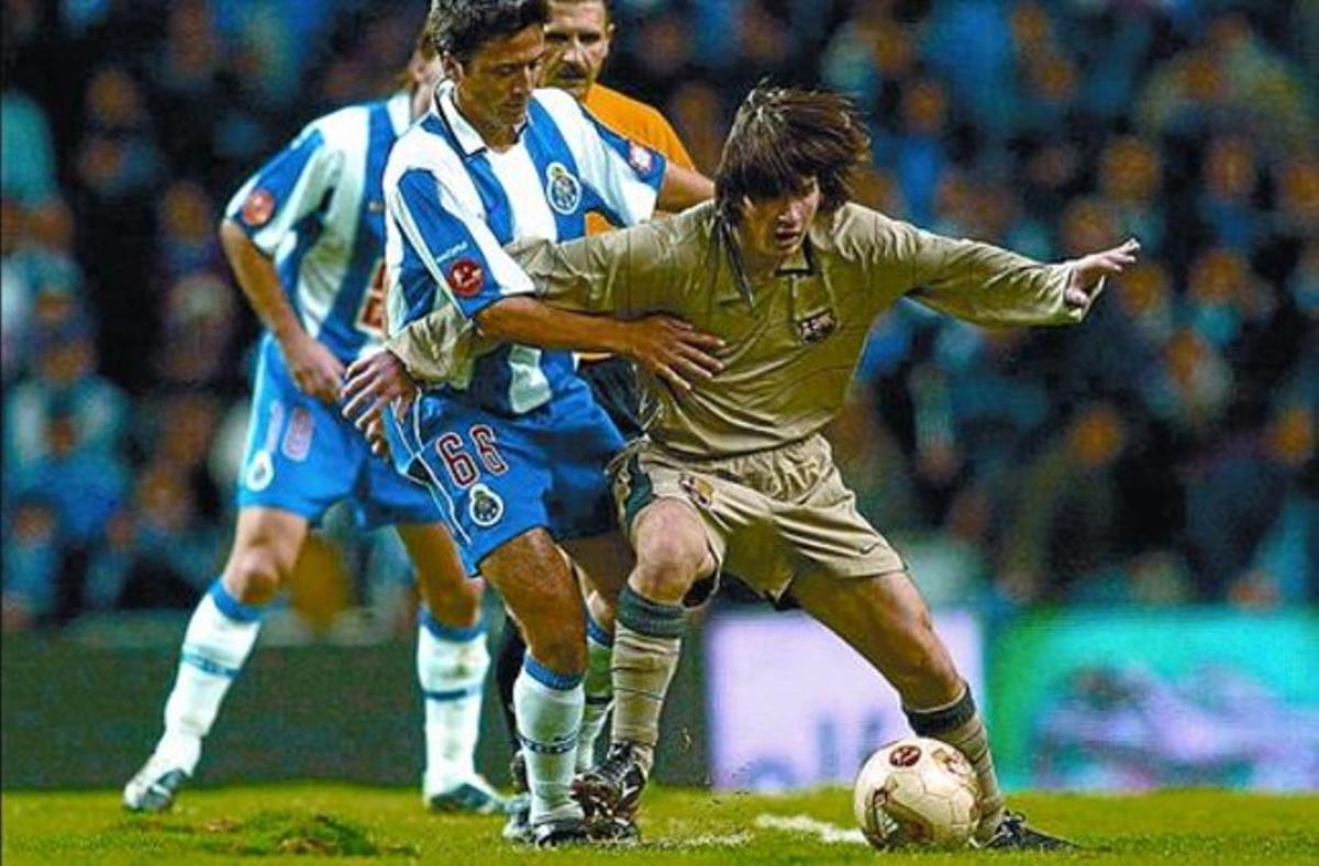 EL PRIMER DIA Portava el 14 a l’esquena quanMessi va tornar asortir al nou estadi del Porto. A l’esquerra, Jordi Gómez (ara al Wigan), Messi, Oriol Riera (Alcorcón) i Ginard (porter de l’Atlètic Balears) a l’aeroport de Barcelona el 16 de novembre del 2003. EL PRIMER DIA Portava el 14 a l’esquena quanMessi va tornar asortir al nou estadi del Porto. A l’esquerra, Jordi Gómez (ara al Wigan), Messi, Oriol Riera (Alcorcón) i Ginard (porter de l’Atlètic Balears) a l’aeroport de Barcelona el 16 de novembre del 2003.