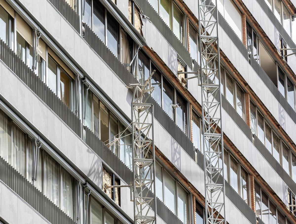 Mueren dos personas tras desplomarse un andamio en un edificio de 18 plantas en Benidorm