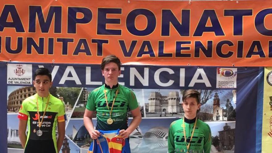 Los corredores de la Unión Ciclista Ilicitana Mario Lozano y Sergio Hernández con las medallas de oro y bronce en scratch