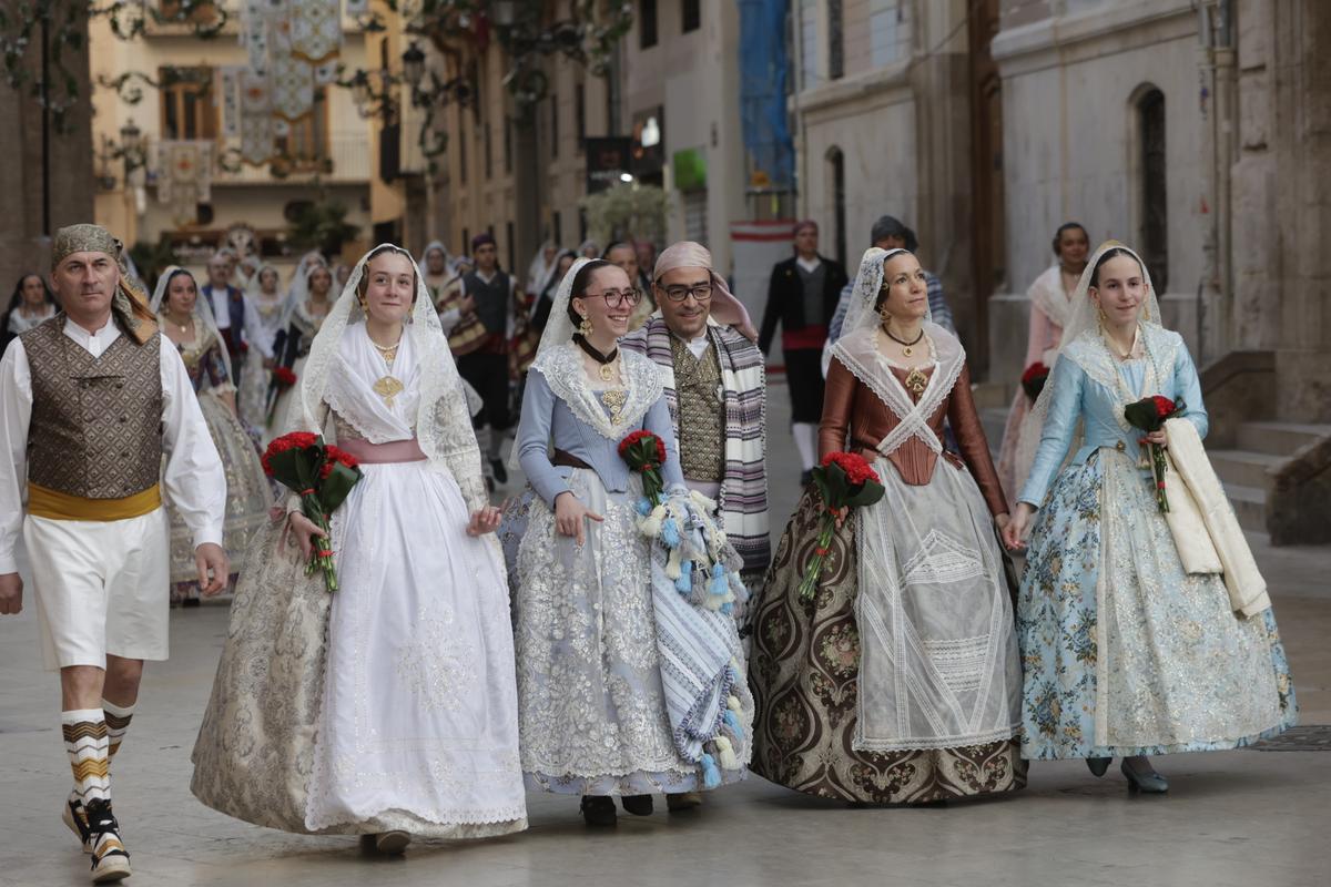 Todas las fotos de la ofrenda del 18 de marzo por la calle San Vicente hasta la 19:30 horas Todas las fotos de la ofrenda del 18 de marzo por la calle San Vicente hasta la 19:30 horas
