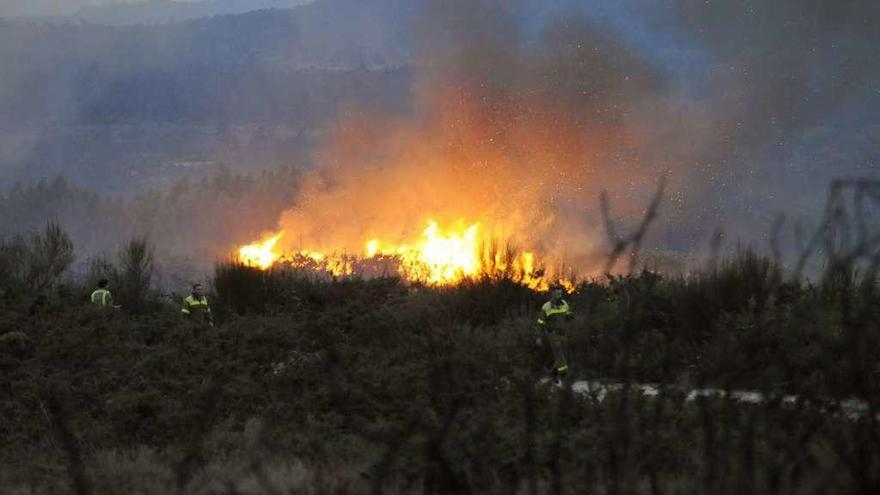 Miembros de los servicios de extinción trabajan para extinguir el fuego. // Bernabñe/Javier Lalín