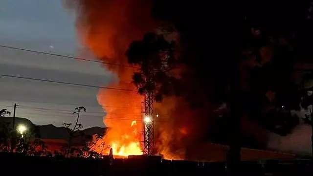 Así ha sido el incendio en la fábrica de tejas La Escandella de Agost