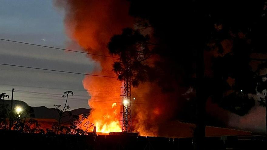 Así ha sido el incendio en la fábrica de tejas La Escandella de Agost