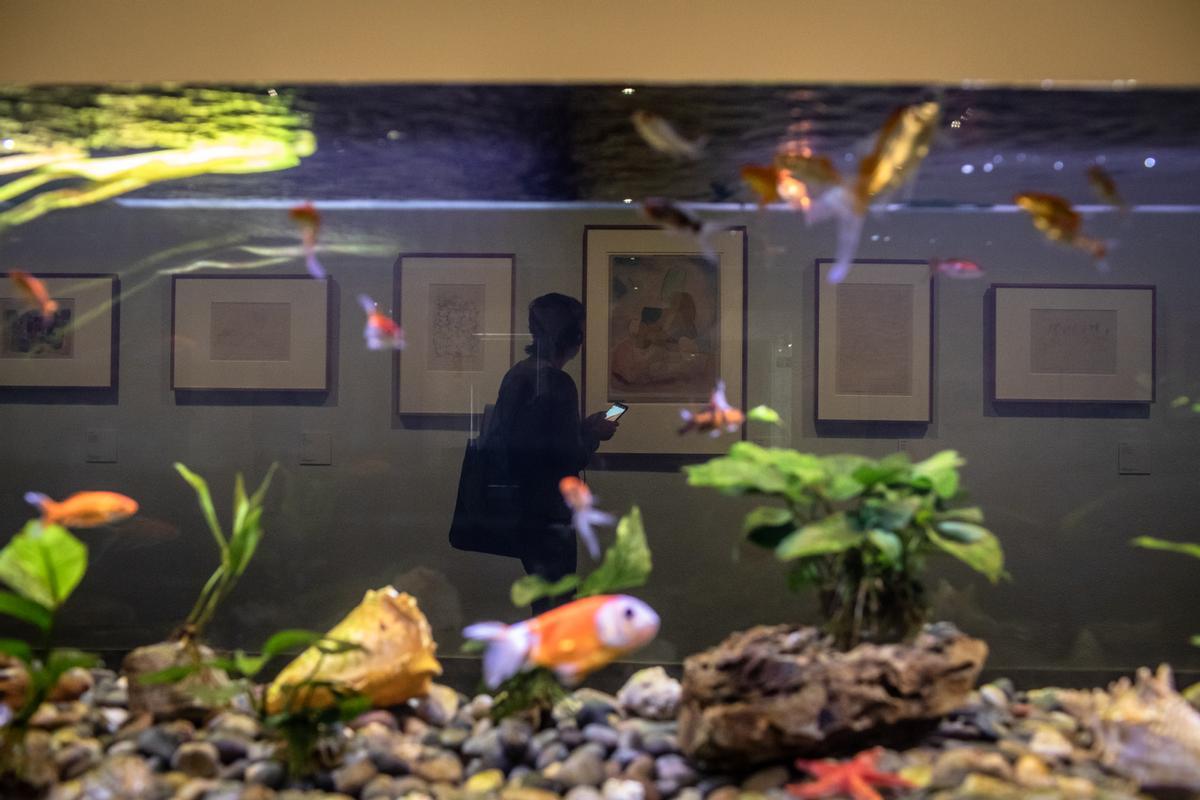 Sala de la exposición de Paul Klee, a través del acuario que reproduce el que el artista tenía en su estudio.