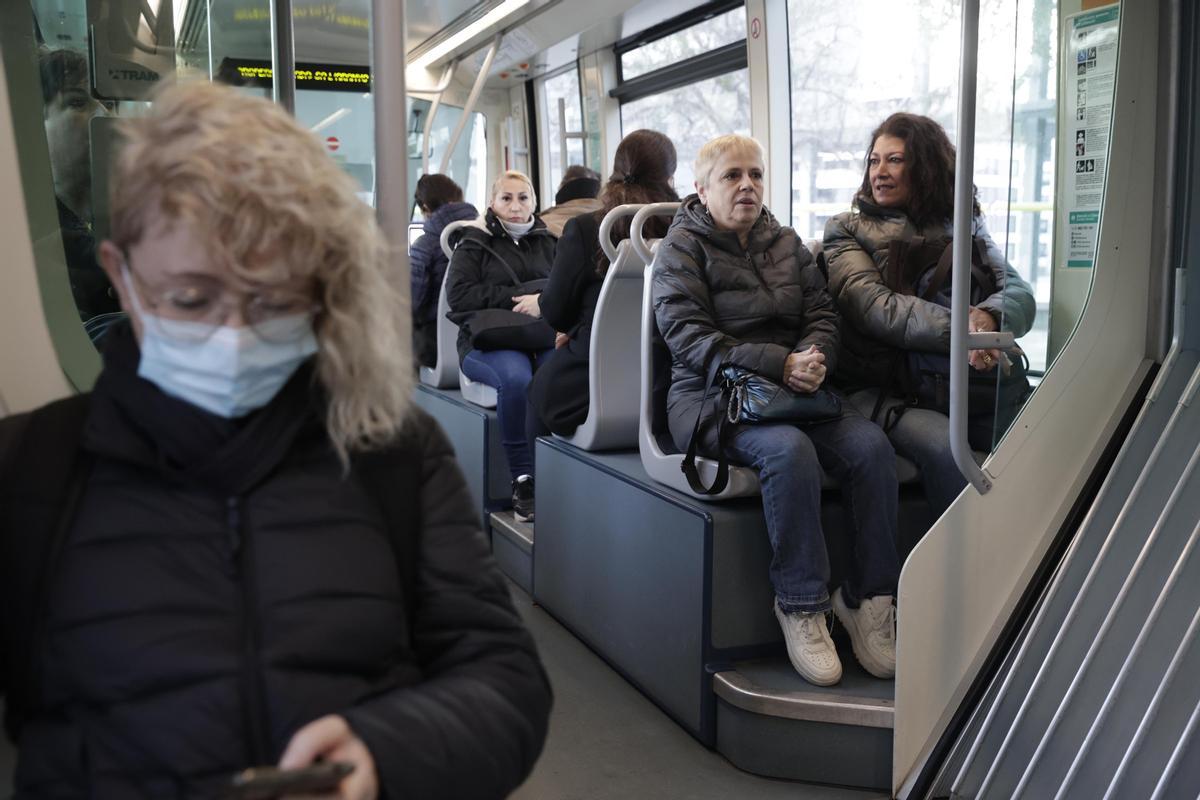 Primer día sin la mascarilla obligatoria en el transporte público