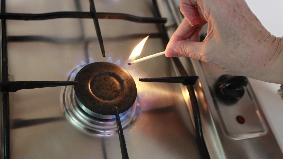 Un hombre enciende una cocina de gas.